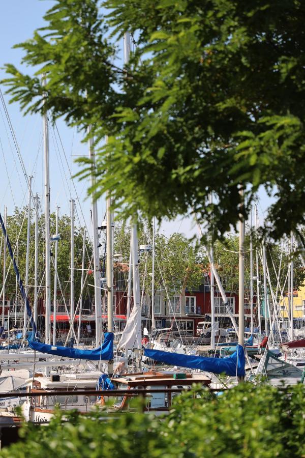 Un Hotel Sur Le Port La Rochelle  Buitenkant foto